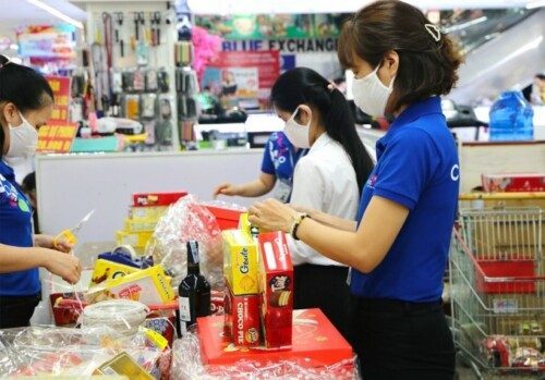 Nhân viên gói quà Tết tại hệ thống siêu thị Co.opmart ở TP HCM. Ảnh: Mai Trang